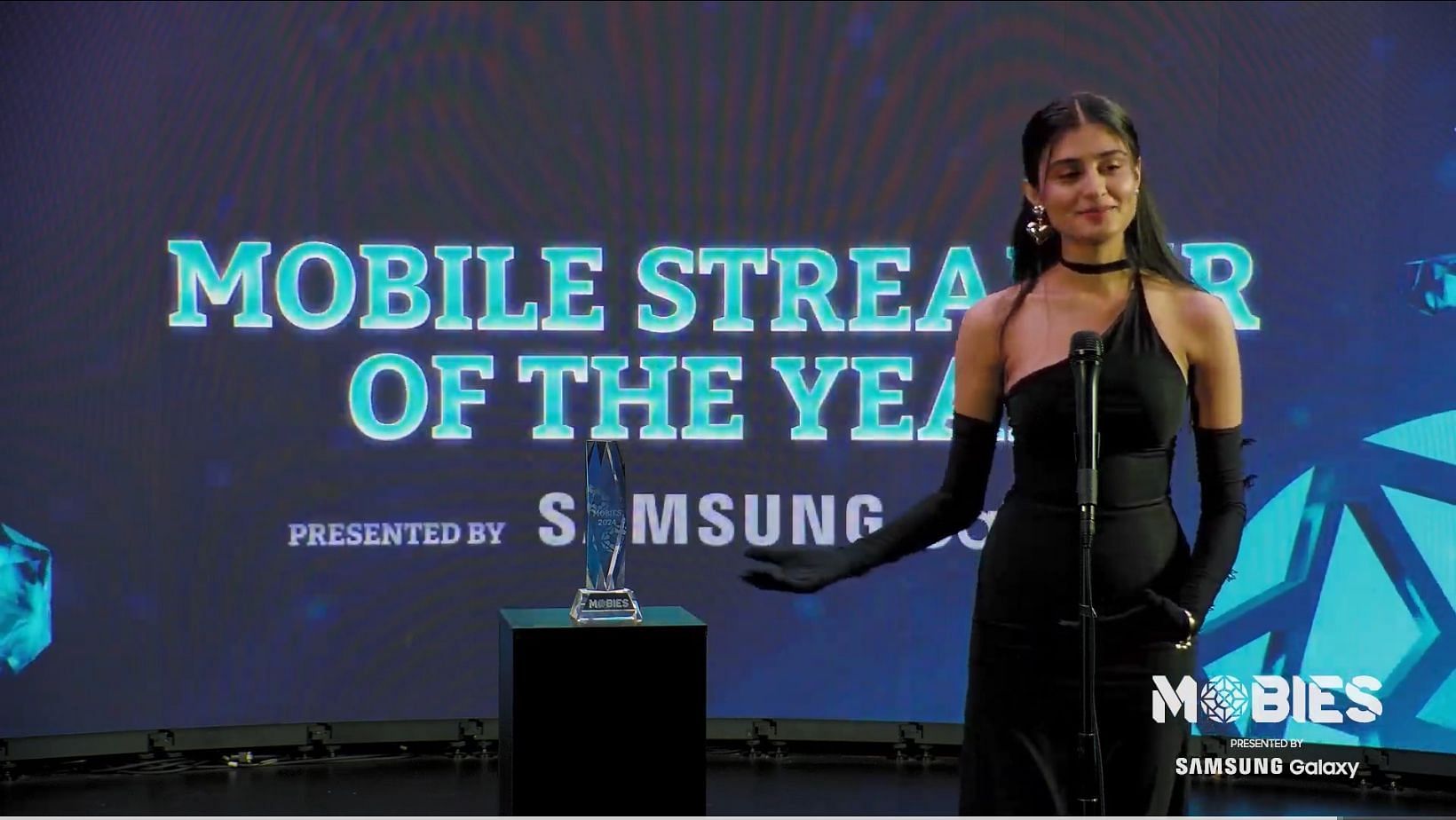 Индийская игровая девушка Payal Gaming выигрывает награду Mobile Streamer of the Year на Mobies Awards 2024