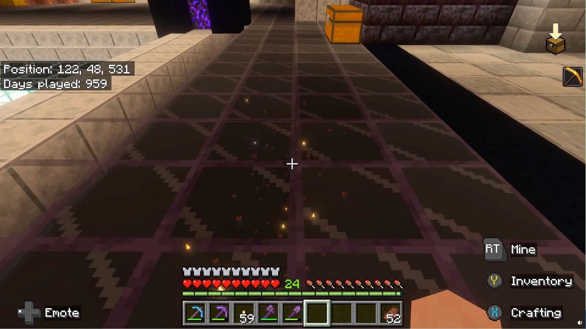 Игрок Minecraft создает пол с галактикой, используя свечи и цветное стекло