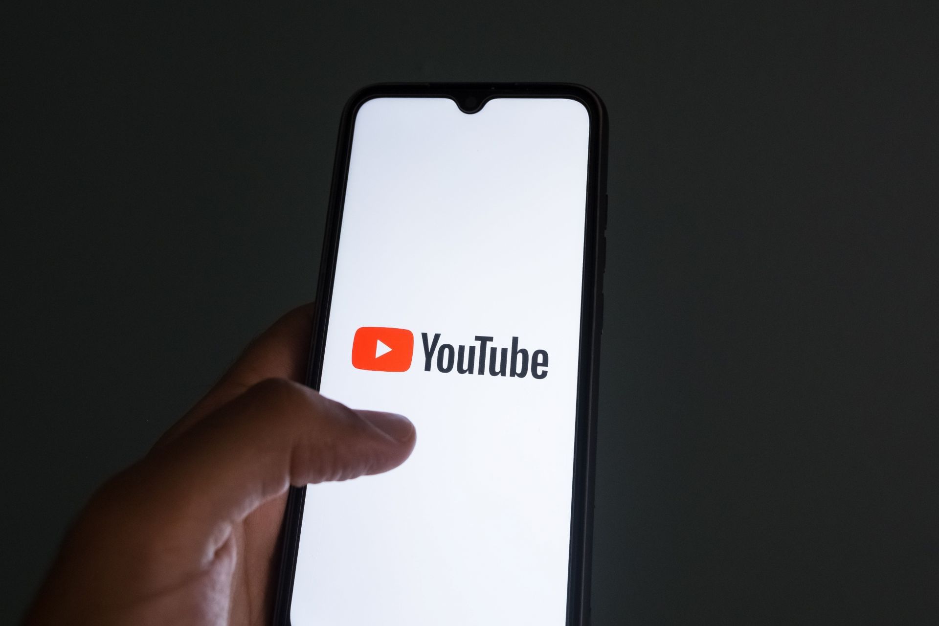 YouTube, по сообщениям, начнёт внедрение проверки возраста с помощью ИИ, и пользователи сети недовольны